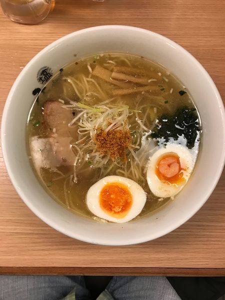 「塩玉ラーメン 880円」@塩専門 ひるがお 東京駅店の写真