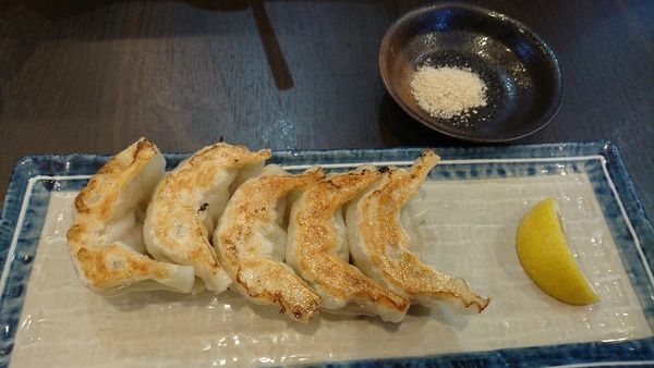 「手作り塩餃子　350円」@がんこや かるがんラーメン 千代田本店の写真