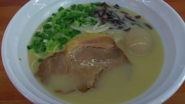 「白ラーメン＋味付け玉子」@九州ラーメン 豚秀の写真