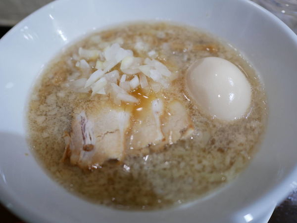 「背脂中華そば＋サービス味玉」@新潟発祥 なおじ 御茶ノ水店の写真