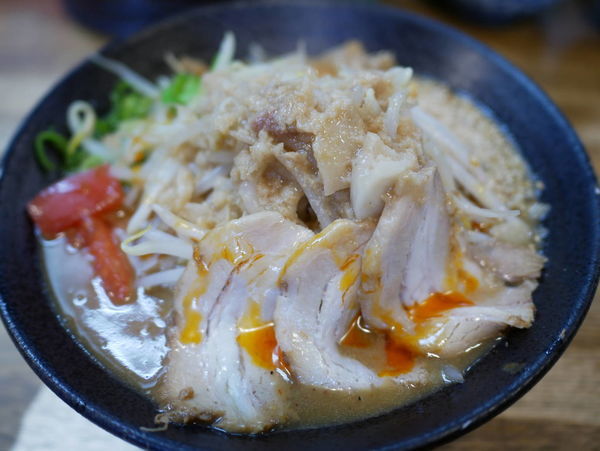 「らー麺 ヤサイ多め＋アブラ多め」@麺屋やっとこ 三田店の写真