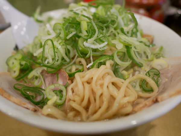 「しょう油ラーメン ごっつ 薬味多め＋メンマ多め」@超ごってり麺 ごっつ 秋葉原店の写真