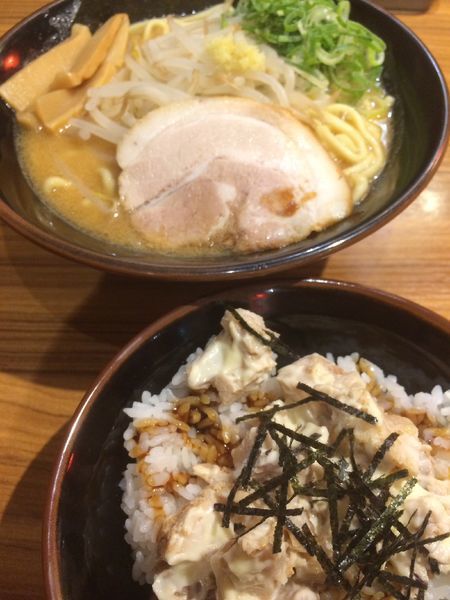 「生姜香る濃厚味噌ラーメン+チャマヨ丼」@横浜家系ラーメン 壱角家 新宿3丁目店の写真