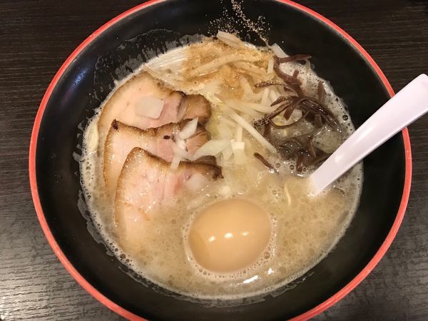 「特製豚骨ラーメン塩 880円+替え玉100円」@三鷹食堂いなりの写真