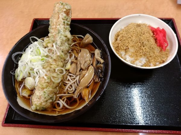 「一石二鳥Ｂセット(キノコちくわ天そば＋そぼろご飯)500円」@そば・うどん 八起家 西口店の写真