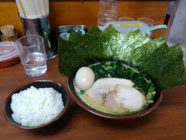 「味玉ラーメンのり＆ほうれん草増し、サービスライス」@横浜家系ラーメン まくり家の写真