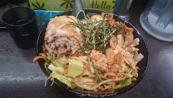 「海鮮四色まぜそば・麺超特大・チャーシュー２枚追加　￥１２１０」@元祖旨辛系タンメン 荒木屋の写真