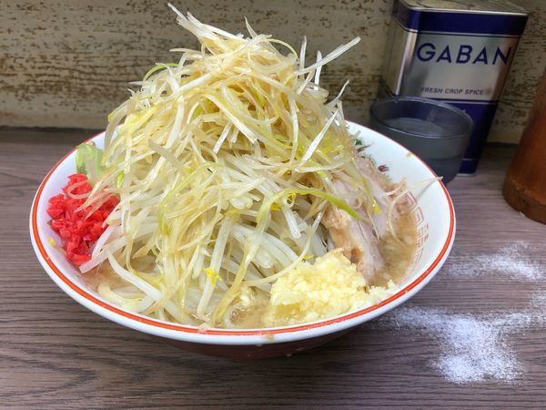 「ラーメン小豚790+ネギ100・カタメ・ヤサイ・ニンニク・ベニ」@ラーメン二郎 横浜関内店の写真