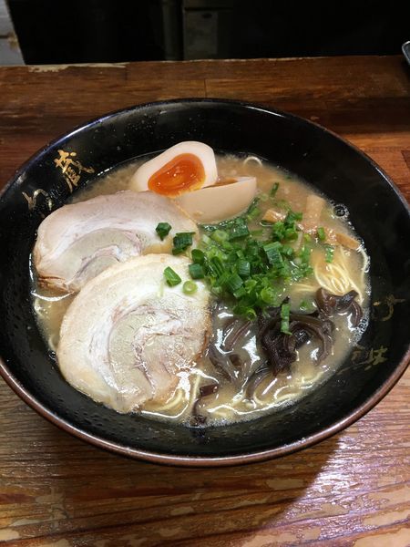 「ラーメン+味玉」@博多とんこつラーメン わ蔵 歌舞伎町店の写真