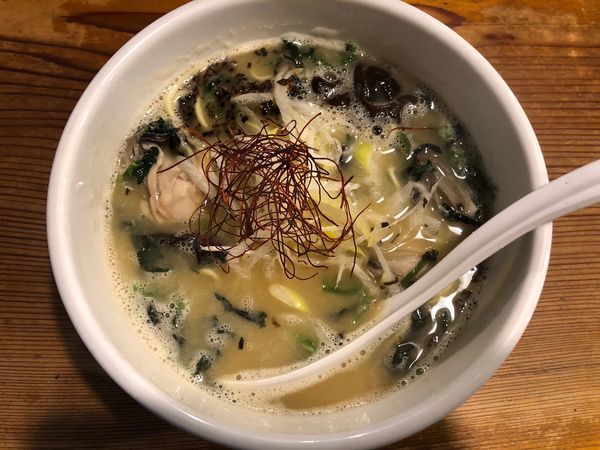 「12月限定・かきとほうれん草のラーメン「the オイスターズ」」@鶏の穴の写真