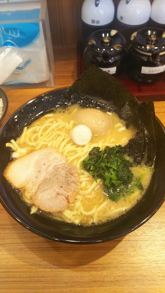 「味たまラーメン(醤油)のり増し」@横浜家系ラーメン 壱角家 松戸店の写真