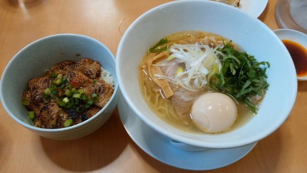 「味玉鶏塩＋餃子＋鶏皮丼」@麺蔵 あつおの写真