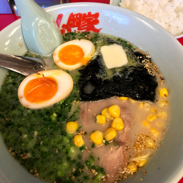 「朝ラーメン450円　味玉・コーン・バター・半ライス」@山岡家 前橋野中店の写真