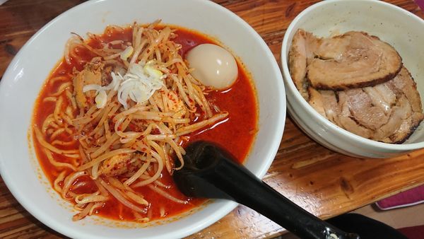 「辛辛ラーメン(３辛)＋味玉 ＋チャーシュー丼」@塚越ラーメンの写真