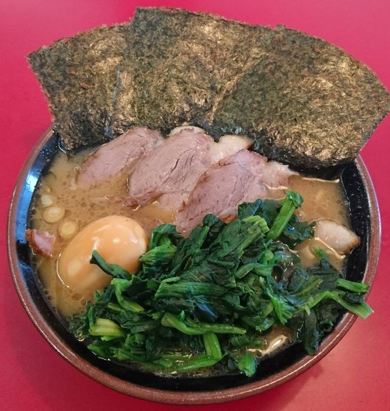 「チャーシューメン(中盛)＋ほうれん草＋味玉」@家系ラーメン 王道の写真
