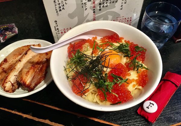 「イクラと卵黄の和えそば＋チャーシュー」@塩そば 桑ばらの写真