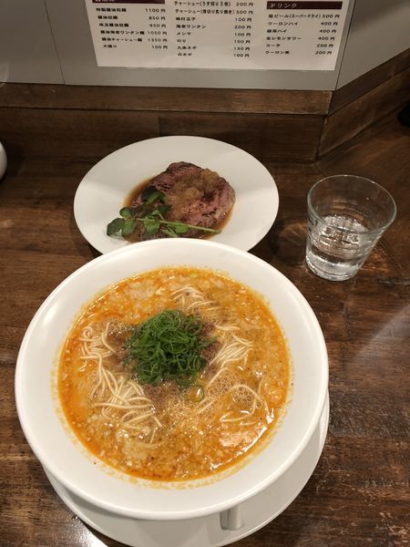 「坦々麺 夜のアラカルト炙りチャーシュー 替え玉」@創作麺工房 鳴龍の写真