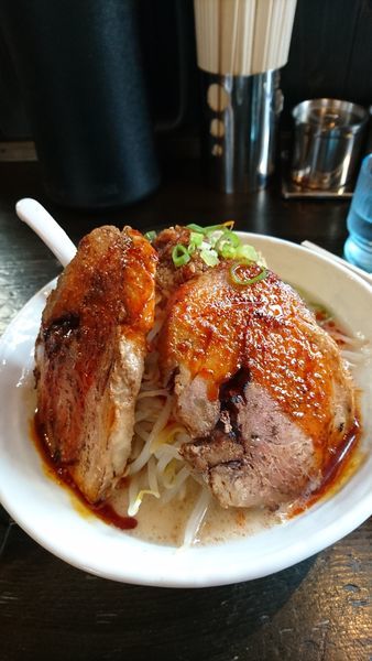 「赤いガッツリ濃厚豚骨塩ラーメン」@ラーメン 一遊の写真