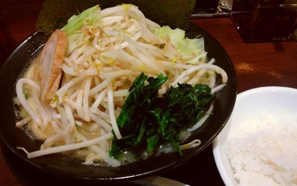 「醤油豚骨・キャベもや」@麺家 徳 アトレ川崎店の写真