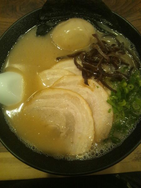 「とんこつ（白）チャーシューメン（味玉付き）」@元祖 麺屋 原宿 名古屋金山店の写真