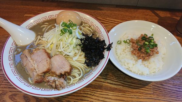 「濃厚煮干しそば(大盛)＋味玉＋鶏そぼろご飯」@煮干中華そば専門 煮干丸の写真