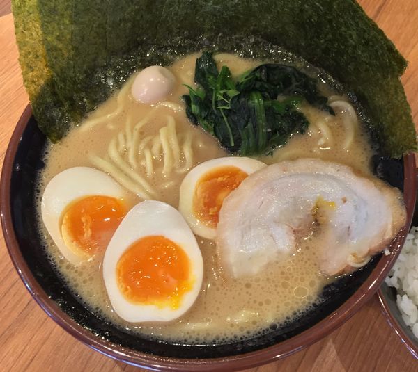 「味玉ラーメン＋海苔＋サービスライス（￥830＋￥50）」@横浜家系ラーメン 大森家の写真