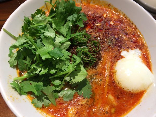 「成都温玉担々麺1000円シビカラ４+パクチー200円」@成都正宗担々麺 つじ田の写真