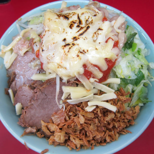 「小ラーメン（豚5枚）790円 + ねぎ汁なし 100円（ピザ」@ラーメン二郎 中山駅前店の写真