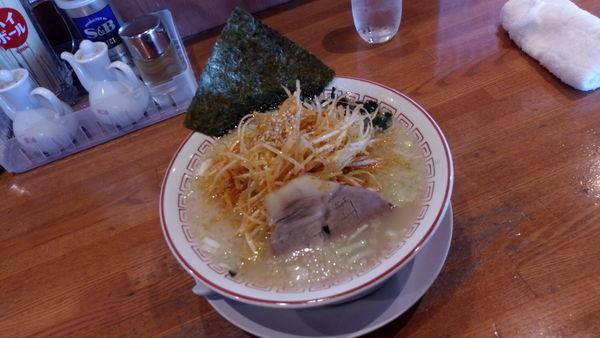 「ネギラーメン（辛ネギ）」@天然豚骨ラーメン専門店 よってっ亭の写真