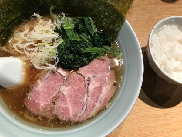 「らーめん並¥770ライス¥100」@山王家の写真