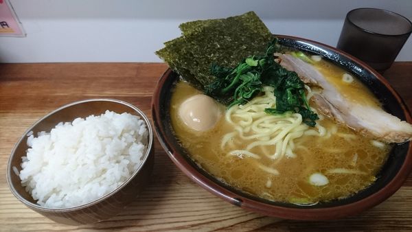 「ラーメン大盛濃いめ味玉」@家系ラーメン ○貴家の写真