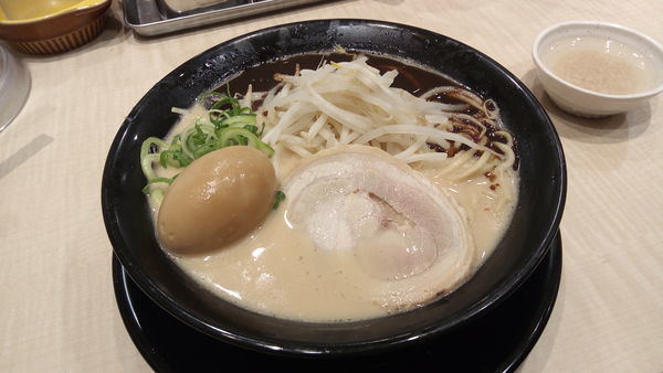 「豚骨ブラック」@替玉千里眼 志木店の写真