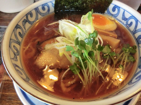 「中華そば黒 太麺734円」@野田醤油ラーメン 麺屋あじくま 柏インター店の写真