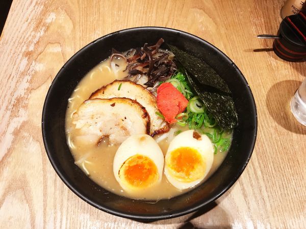 「豚骨DX」@とんこつらーめん俺式 純 東京ラーメンストリート店の写真