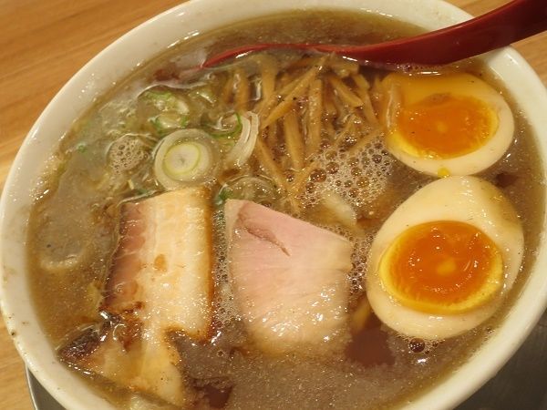 「喜多方らーめん(煮干) +味玉」@麺や 七彩 八丁堀店の写真