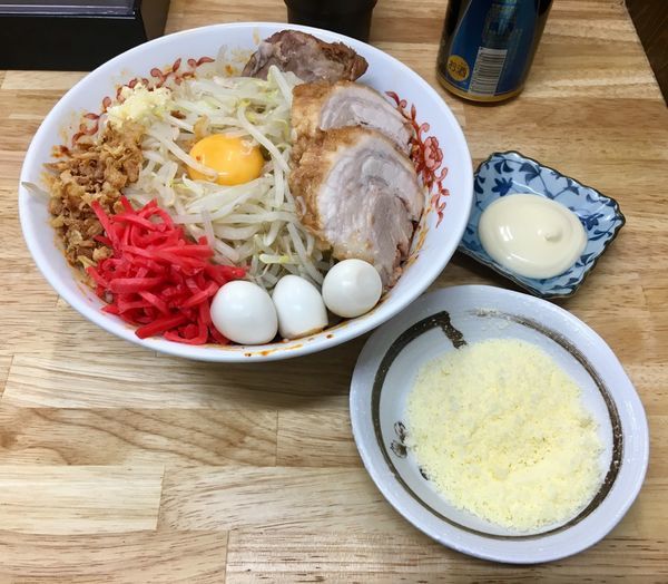 「小ブタ+割と辛い汁なし+チーズ+マヨ」@ラーメン 登良治郎の写真