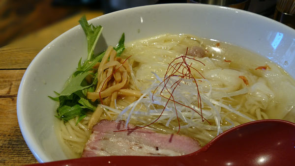 「香彩鶏だし塩ラーメン + ワンタン」@麺屋 翔 西新宿本店の写真