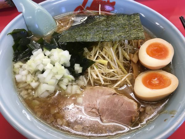 「プレミアム醤油とんこつ+ネギ」@山岡家 越谷レイクタウン店の写真