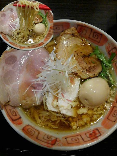 「つくば茜鶏醤油らぁめん（特製）」@龍のひげ 常陸大宮店の写真