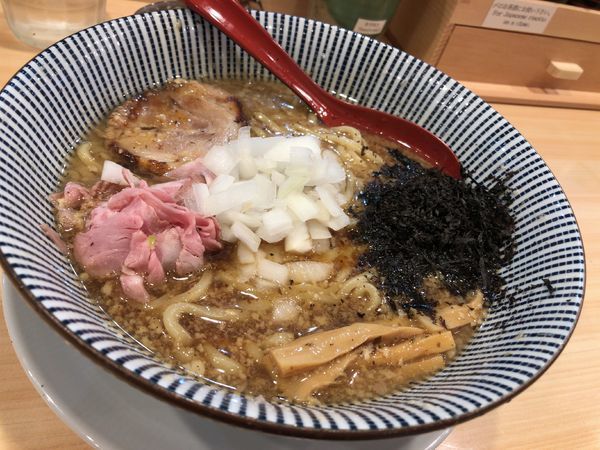 「背脂醤油らーめん」@焼きあご塩らー麺 たかはし 銀座店の写真