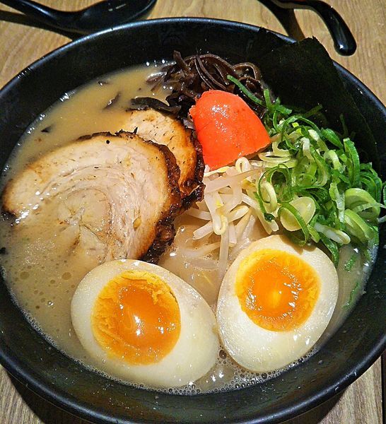 「豚骨DX 1030円」@とんこつらーめん俺式 純 東京ラーメンストリート店の写真