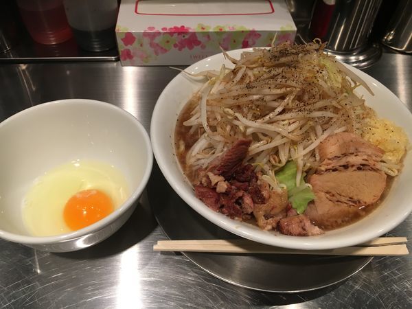 「ラーメン小（野菜増し、ニンニクシングル）750円＋生卵50円」@ジロリアン 浮間店の写真