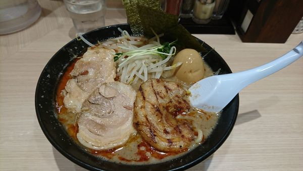 「炙り肉のせ濃厚魚介豚骨味噌+特製￥800+250」@頑者製麺所 エキア成増店の写真