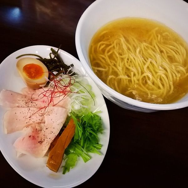 「大山鶏スープの塩らーめん　８９０円」@らーめん 東京食堂の写真