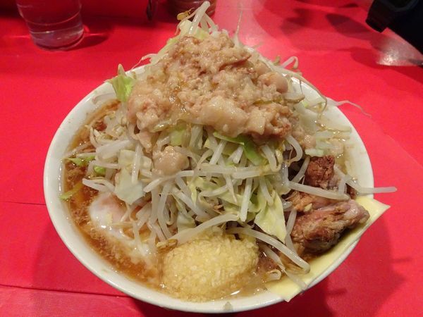 「小ラーメン（700円）＋温泉玉子＋チーズ　ニンニクアブラ」@ラーメン二郎 府中店の写真