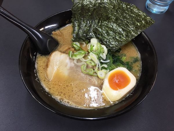「豚骨醤油ラーメン 普通麺」@麺屋 雷神の写真
