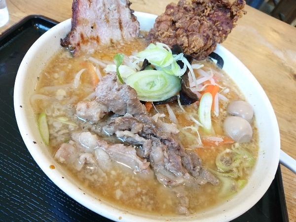 「がっつり豚盛り極濃厚醤油麺」@丹行味素 北新横浜本店の写真