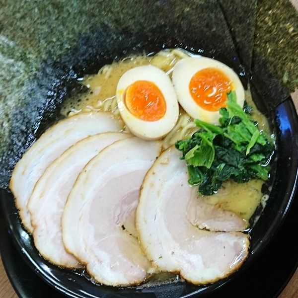 「肉たまのりトッピングラーメン　980円（通常1080円）」@ライスとらーめん立川家 いせさき店の写真