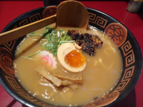 「鰻ラーメン(醤油)+柔らか鰻兜　830+150円」@八べえの写真