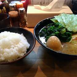 ラーメン690円＋ほうれん草100円＋ライス200円